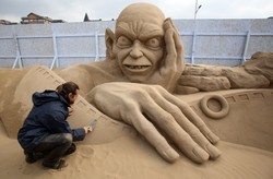 Patung Pasir Raksasa Batman Sampai Gollum Hadir di Inggris