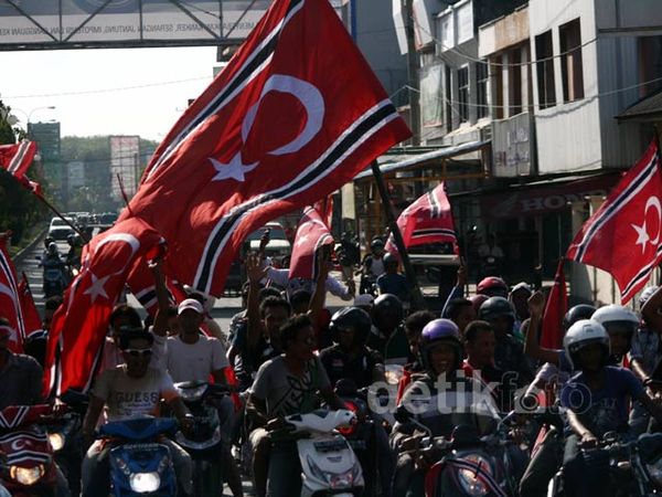 Warga Aceh Konvoi Sambil  Kibarkan Bendera GAM