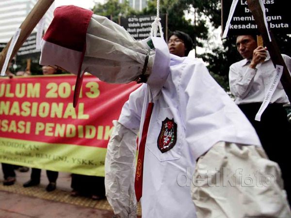 Aksi Menolak Kurikulum 2013