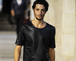 Ada Kaos Pria Dijual Seharga Rp 889 Juta, Apa Istimewanya?