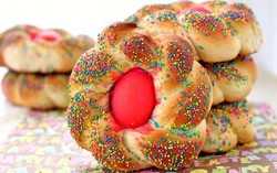 Roti Paskah Khas Italia, Berhias Telur Rebus Warna-Warni