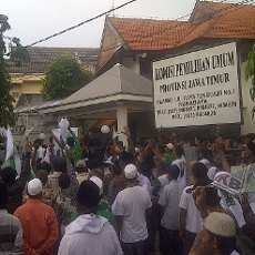 Ribuan Pendukung Bacabup Lumajang Geruduk Kantor KPUD Jatim