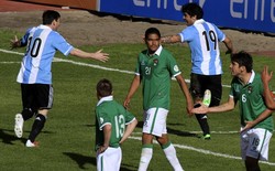 Ever Banega merayakan gol yang dibuatnya di menit ke-44 bersama Lionel Messi. Reuters/Daniel Rodrigo.