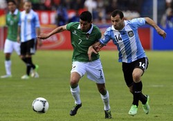Juan Carlos Arce berebut bola dengan Javier Mascherano. Dengan hasil imbang tersebut, Argentina masih kokoh di puncak klasemen dengan nilai 24 poin dari 11 pertandingan. Sementara Kolombia menguntit di posisi dua dengan 19 poin dari sembilan pertandingan.