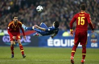Mathieu Valbuena melakukan tendangan salto ke gawang Spanyol.Reuters/Benoit Tessier.