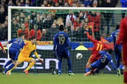 Pedro Rodriguez membobol gawang Prancis di menit ke-58. Reuters/Gonzalo Fuentes.