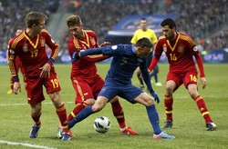 Franck Ribery mendapat pengawalan ketat dari Monreal Eraso, Sergio Ramos Garcia, dan Sergio Busquets. Reuters/Benoit Tessier.