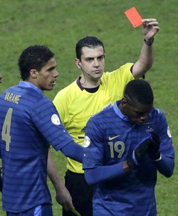 Paul Pogba mendapat kartu merah karena dinilai wasit telah menginjak kaki Xavi. Reuters/Philippe Wojazer.