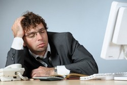 Ngantuk di Kantor? Sebaiknya Tidur Siang Dulu