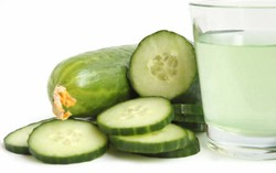 Kulit Mulus Bebas Jerawat Berkat Jus Mentimun dan Air Kelapa