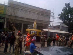 Bangunan di Jalan Raya Bekasi Dibongkar Karena Tak Berizin