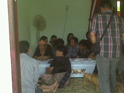 Istri & Anak Histeris Lihat Jenazah Kapolsek yang Tewas Dianiaya Warga