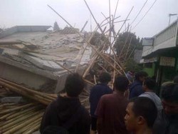Tutup Jalan, Pembongkaran Toko di Jalan Raya Bekasi Diprotes Warga