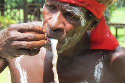 Makan Cacing Tambelo, Rasanya Geli-geli Enak!