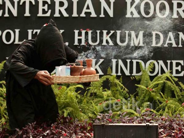 Aksi Meruwat Kemenkopolhukam