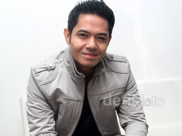 Senyuman Dude Harlino