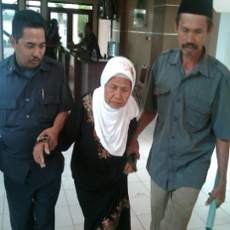 Gara-gara Sebatang Kayu, Ibu Dipidanakan Anak Kandung Jalani Sidang