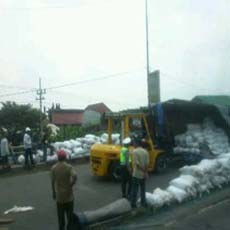 Truk Muat Gula Terguling Macetkan Jalan Sidoarjo