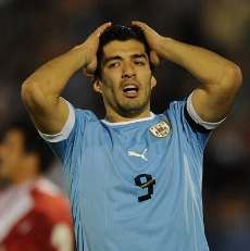 Pukul Pemain Chile, Suarez Terancam Sanksi FIFA