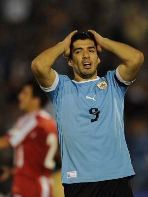 Pukul Pemain Chile, Suarez Terancam Sanksi FIFA