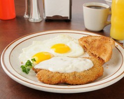 Sarapan Telur & Daging Bisa Kurangi Hasrat Ngemil di Malam Hari