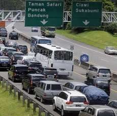 Kendaraan Mengular 2 Km di Gerbang Tol Cileunyi Menuju Bandung