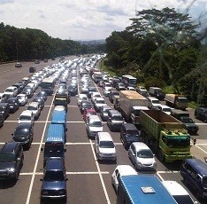 Antrean Kendaraan di Pintu Gerbang Tol Baranangsiang Capai 3 KM