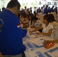 Belasan Gadis Cantik Layani Registrasi Peserta KLB PD di Bali