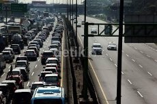 Tol Cikampek Macet, Imbas Kecelakaan di KM 48 & Bus Mogok di KM 51