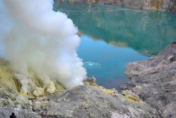 Potret Kehidupan & Keindahan di Kawah Ijen 