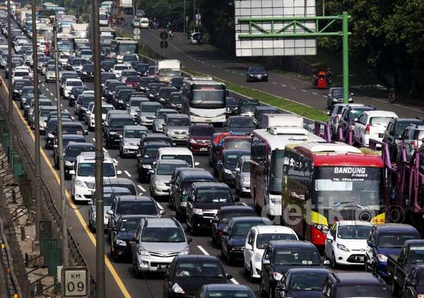 Tol Cikampek Macet Hingga 11 Km