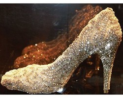 Rekor Baru Sepatu Termahal di Dunia, Bernilai Rp 4 Miliar