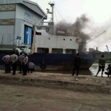KM Pulau Baru Sandar di Pelabuhan Kalimas Terbakar