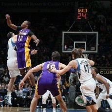 Lakers Tumbang di Markas Bucks