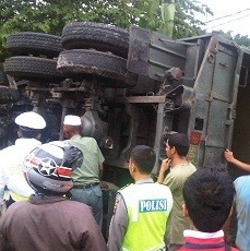 Sopir Truk Terguling di Puncak Berhasil Dievakuasi