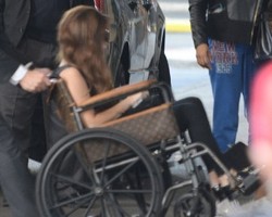 Lady Gaga Keliling Chicago Pakai Kursi Roda Louis Vuitton