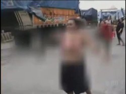 Tolak Penutupan, Wanita Bugil Tantang Petugas