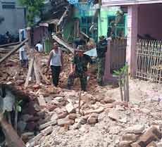 Korban Puting Beliung di Jember Mulai Bersih-bersih Reruntuhan Rumah