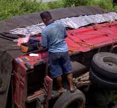 Truk Muat 1.000 Mie Instan Nyemplung ke Sungai
