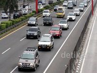 200 Mobil Panther Ngerayab Bareng di Jalan Tol