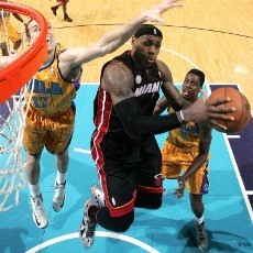 LeBron James Pimpin Heat Tundukkan Hornets