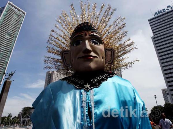 Ngamen dengan Ondel-Ondel