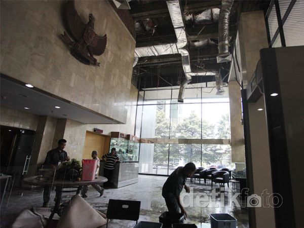 Platfon Lobi Gedung KPK Ambrol