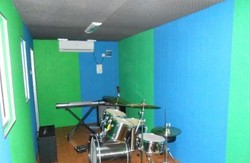 Saat Kontainer Berkarat Disulap Menjadi Studio Musik dan Toko Boneka