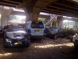 Kolong Jembatan di Jakarta Juga Jadi Rumah Bagi Mobil Celaka
