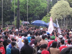 Lepas Jabatan Hakim Konstitusi, Mahfud MD Disambut Warga dengan Shalawat