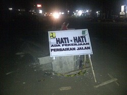 Hantam Beton Pembatas Jalan di Samarinda, Pengendara Motor Kritis