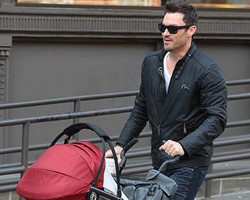 Mengintip Wajah Imut Noah, Bayi Laki-laki Megan Fox