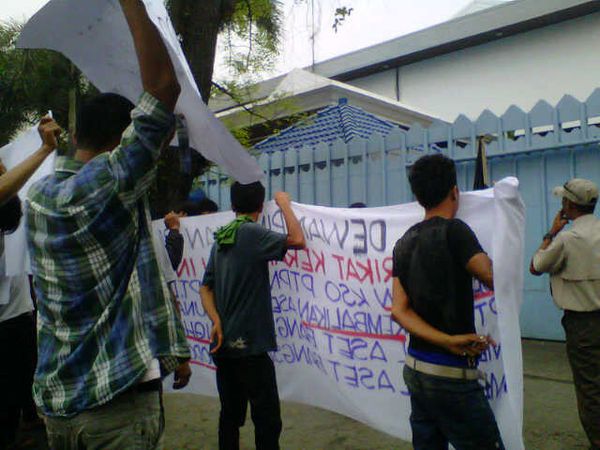 Puluhan Orang Demo Konjen Malaysia di Medan