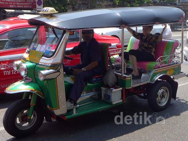 Tuk Tuk Kendaraan Khas Bangkok